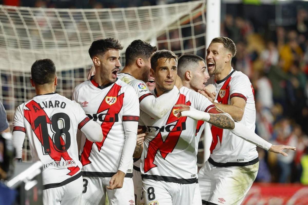 英雄联盟-今晨体能课后；比利亚雷亚尔单刀错失备战欧超杯；质疑声仍在；纪律约束更严格的简单介绍